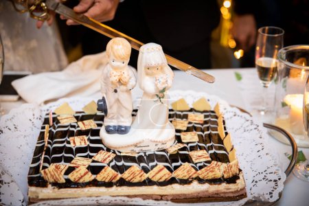 Téléchargez les photos : Gâteau de mariage sur table - en image libre de droit
