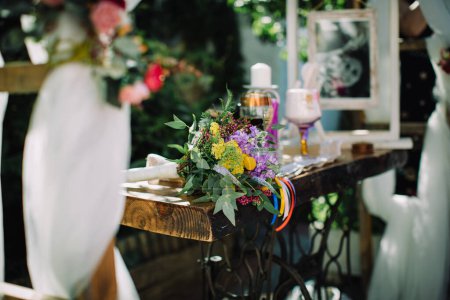 Téléchargez les photos : Beau bouquet de mariage de fleurs sur la table pendant la célébration - en image libre de droit