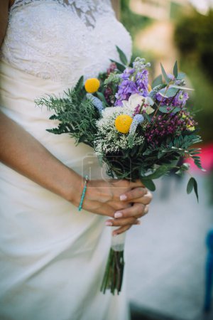 Téléchargez les photos : Mariée avec bouquet de fleurs de mariage - en image libre de droit