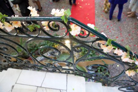 Foto de Parapeto decorado con hermosas flores en la ceremonia de boda - Imagen libre de derechos