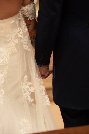 Foto de La novia y el novio están tomados de la mano - Imagen libre de derechos
