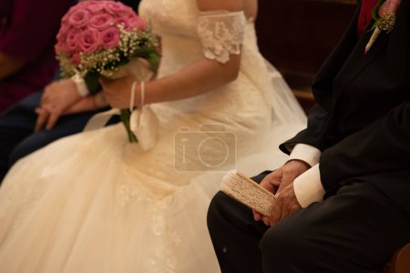 Téléchargez les photos : Beau couple de mariage avec bouquet de fleurs - en image libre de droit