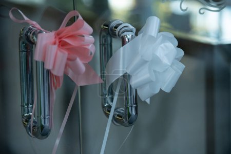 Foto de Decoraciones de cinta en manijas de la puerta - Imagen libre de derechos