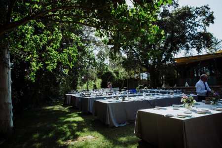 Foto de Hermoso entorno de boda al aire libre con sillas y mesas - Imagen libre de derechos