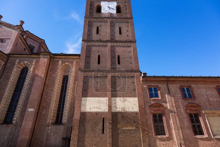 Téléchargez les photos : Asti, Cathédrale. Cattedrale di Santa Maria Assunta. Détail de cloche tour avec cadrans solaires - en image libre de droit