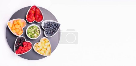 Foto de Varias bayas de verano y frutas sobre fondo blanco, espacio de copia, puesta plana. Bayas frescas sobre la mesa - Imagen libre de derechos