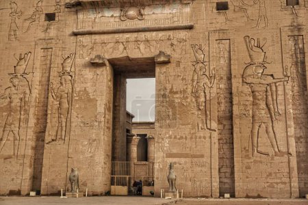 Téléchargez les photos : Temple of Horus at Edfu Egypt - en image libre de droit