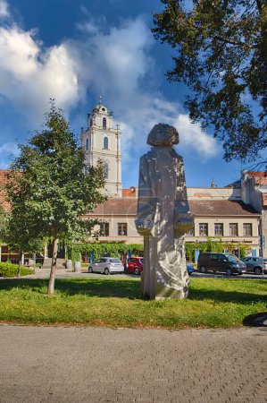 Téléchargez les photos : Vilnius. Sculpture du poète Adam Mickiewicz Dans la vieille ville, sur la place de K. Sirvydas, la sculpture du poète Adam Mickiewicz a été officiellement ouverte. - en image libre de droit