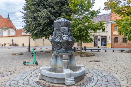 Téléchargez les photos : Kaunas. Fountain well of happiness, on the Town Hall Square. - en image libre de droit