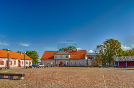 Téléchargez les photos : Ventspils. Market Square.The market has long attracted the attention of scientists of ancient buildings and planning. Previously, this place was called the old city center. - en image libre de droit