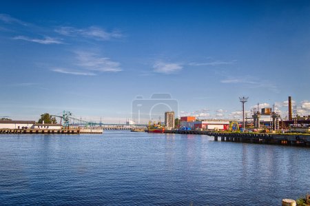 Foto de Ventspils Freeport es un puerto de aguas profundas en la ciudad de Ventspils (Letonia), en la costa oriental del Mar Báltico.. - Imagen libre de derechos
