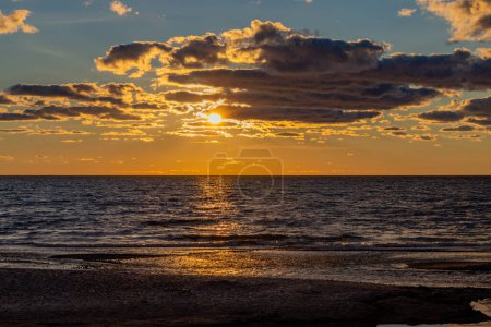 Téléchargez les photos : Uzhava.Latvia.Sunset on the Baltic Sea. - en image libre de droit