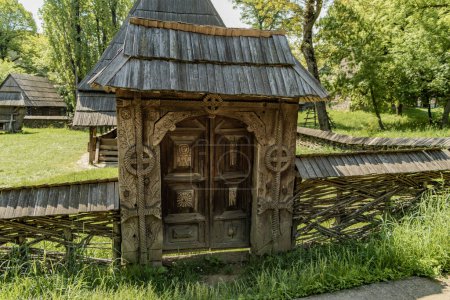 Foto de BUCHAREST, RUMANIA - El Museo de la Aldea Nacional Dimitrie Gusti se encuentra en el Parque Herastrau y muestra la vida tradicional de la aldea rumana.. - Imagen libre de derechos