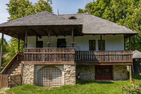 Foto de BUCHAREST, RUMANIA - El Museo de la Aldea Nacional Dimitrie Gusti se encuentra en el Parque Herastrau y muestra la vida tradicional de la aldea rumana.. - Imagen libre de derechos