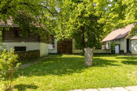 Téléchargez les photos : BUCHAREST (ROUMANIE) - Le musée du village national Dimitrie Gusti est situé dans le parc Herastrau et présente la vie traditionnelle du village roumain.. - en image libre de droit