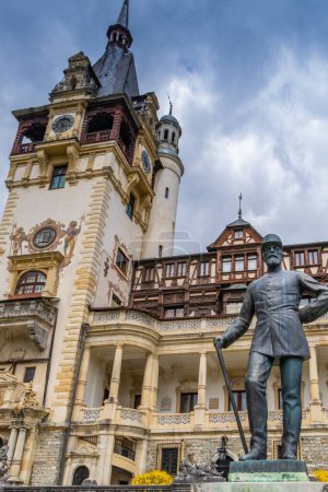 Téléchargez les photos : Sinaia, Roumanie. Statue de Carol I, roi de Roumanie, devant le château de Peles, montagnes des Carpates
. - en image libre de droit