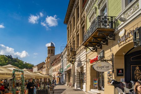 Téléchargez les photos : Brasov, Roumanie. La place du Conseil de Brasov (Piata Sfatului), est la place centrale principale de la vieille ville médiévale de Brasov. - en image libre de droit