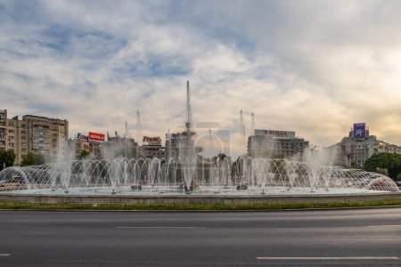 Téléchargez les photos : Bucarest, Roumanie. Fontaine décorative avec petites gouttes d'eau sur la place Unirii Piata Unirii dans le centre-ville. - en image libre de droit