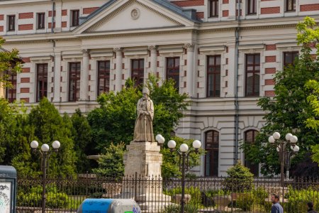 Téléchargez les photos : Bucharest, ROUMANIE. Statue de Mihail Cantacuzino, fondateur du plus vieil hôpital de Bucarest et du monastère de Coltea. Sculpture de Karl Storck. - en image libre de droit
