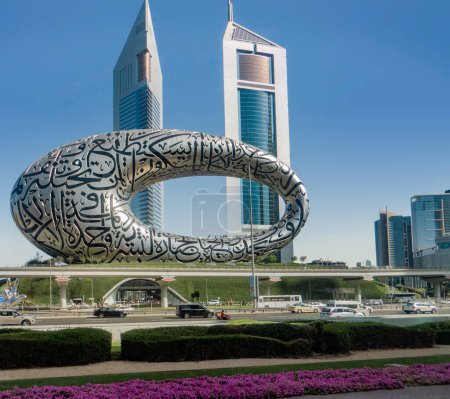 Téléchargez les photos : Dubaï, Émirats arabes unis. Musée du futur. Bâtiment futuriste. Sheikh Zayed Road. - en image libre de droit
