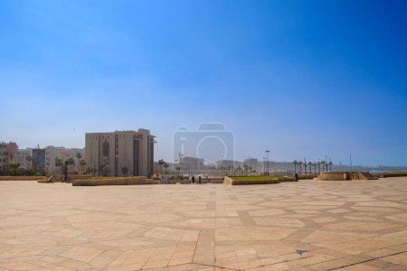 Foto de Casablanca, Marruecos - Vista del edificio administrativo de la Fundación de la Mezquita Hassan II. Debe ocuparse del mantenimiento, cuidado y ennoblecimiento de la mezquita y sus áreas.. - Imagen libre de derechos