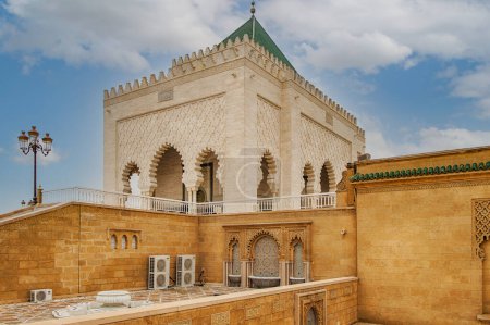 Das Mausoleum Mohammeds V. ist ein historisches Gebäude auf der gegenüberliegenden Seite des Hassan-Turms an der Yacoub al-Mansour-Promenade in Rabat, Marokko.