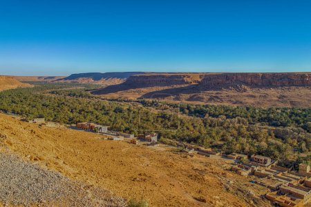Foto de Oasis en el valle del río Ziz en el borde sur de las montañas del Atlas - Imagen libre de derechos