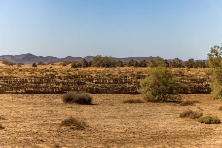 Téléchargez les photos : Route d'un millier de Kasbahs est une route spectaculaire serpentant à travers de superbes paysages désertiques, villages et palmeraies à travers la vallée du Dades entre les montagnes de l'Atlas et la montagne Anti-Atlas a couru. - en image libre de droit