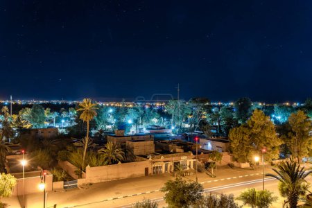 Téléchargez les photos : Ouarzazate Maroc. Belle ville dans les montagnes atlas du Maroc dans la nuit - en image libre de droit