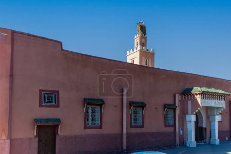 Ouarzazate, Marokko. Sonniger Blick auf die Avenue Mohammed V. Skyline von Ouarzazate. Tür zur Wüste.