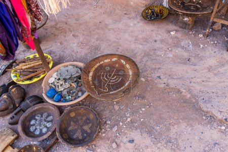 Souvenirladen mit Teppichen, traditioneller Kleidung und anderen Dingen in der Lehmstadt Ait Ben Haddou, Marokko