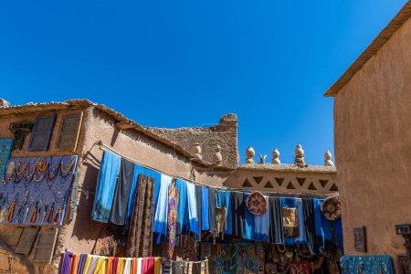 Boutique de souvenirs avec tapis, vêtements traditionnels et autres choses dans la ville argileuse d'Ait Ben Haddou, Maroc
