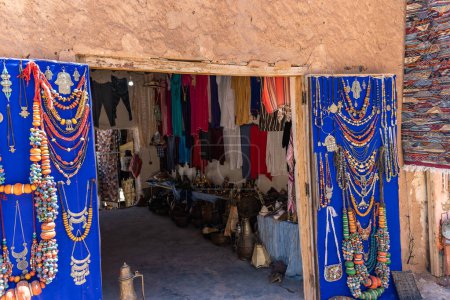 Boutique de souvenirs avec tapis, vêtements traditionnels et autres choses dans la ville argileuse d'Ait Ben Haddou, Maroc
