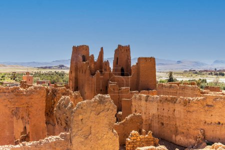 vista desde la carretera N9 que desciende de las montañas del Alto Atlas que conduce a Ouarzazate, hacia las Kasbahs abandonadas de Tadoula Zenifi.