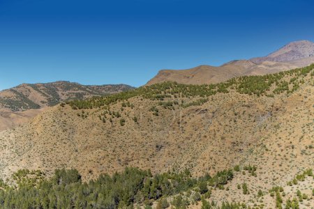 Paisajes y formaciones rocosas del Alto Atlas hacia el paso Tizi nTichka, entre Marrakech y Ouarzazate. Marruecos, África del Norte