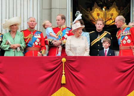 Foto de LONDRES, Reino Unido - 13 DE JUNIO: El rey Carlos, la reina Camilla consorte y la familia real en el balcón del Palacio de Buckingham, Trooping the Colour ceremony, Prince Georges 1st, 13 de junio de 2015 en Londres - Imagen libre de derechos