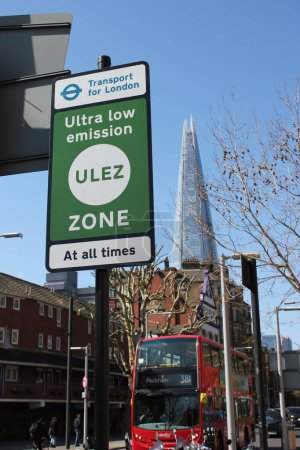 Téléchargez les photos : ULEZ, Londres, Royaume-Uni - 8 avril 2019 : ULEZ (Ultra low emission zone) charge congestion charge & Ultra Low Emission Zone (ULEZ) warning sign central London congestion ULEZ sign 12.50, TFL photo de stock - en image libre de droit