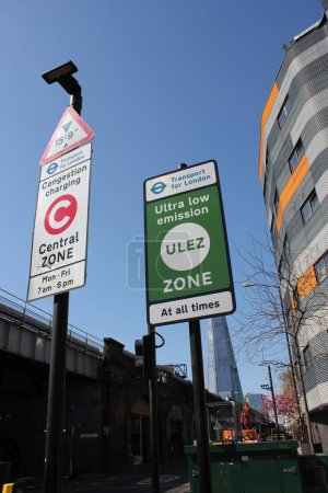Téléchargez les photos : ULEZ, Londres, Royaume-Uni - 8 avril 2019 : ULEZ (Ultra low emission zone) charge congestion charge & Ultra Low Emission Zone (ULEZ) warning sign central London congestion ULEZ sign 12.50, TFL photo de stock - en image libre de droit