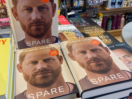 Foto de Londres, Reino Unido 01.02.23: Libro de Prince Harry, Duke of Sussex memorias titulado Spare salió a la venta y se vio en exhibición en la librería WH Smith en Londres, Reino Unido el 01 de febrero de 2023 - Imagen libre de derechos