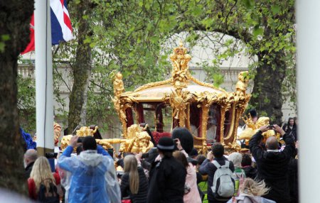 Téléchargez les photos : Londres, Angleterre, Royaume-Uni. Le 6 mai 2023. Le roi CHARLES III et la reine Consort Camilla en calèche d'État dorée au palais de Buckingham après le couronnement. Roi Reine les deux portant la couronne - en image libre de droit