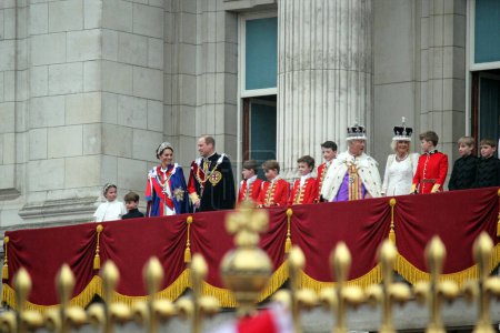 Téléchargez les photos : Londres, Angleterre, Royaume-Uni. Le 6 mai 2023. Le roi CHARLES III et la reine Camilla sont vus sur le balcon du palais de Buckingham après le couronnement. Roi Charles, Reine Camilla portant des bijoux de la couronne - en image libre de droit