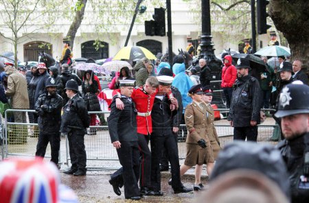 Téléchargez les photos : Londres, Angleterre, Royaume-Uni. Le 6 mai 2023. Garde de Coldstream Soldat qui s'évanouit au couronnement du roi CHARLES III et de la reine Consort Camilla - en image libre de droit