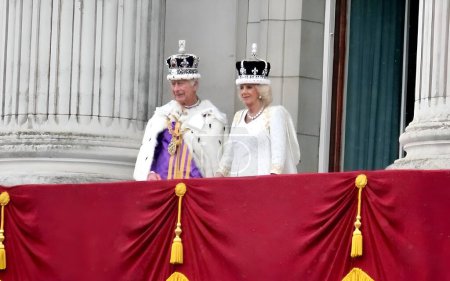 Téléchargez les photos : Londres, Angleterre, Royaume-Uni. Le 6 mai 2023. Le roi CHARLES III et la reine Camilla sont vus sur le balcon du palais de Buckingham après le couronnement. Roi Charles, Reine Camilla portant des bijoux de la couronne - en image libre de droit