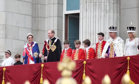 Foto de Londres, Inglaterra, Reino Unido. 6 de mayo de 2023. Rey CHARLES III y reina consorte coronación de Camilla William Prince y Katherine princesa de Gales en el balcón del Palacio de Buckingham después de la coronación. - Imagen libre de derechos