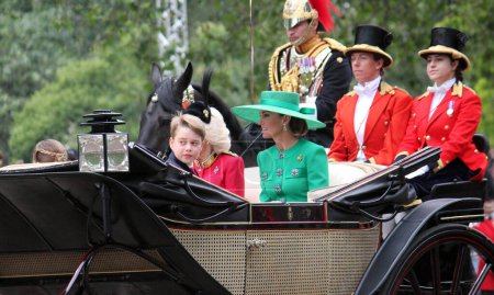 Téléchargez les photos : Londres Royaume-Uni - 17 juin 2023 : Queen Camilla, Kate Princesse de Galles, Prince George, Prince Louis princesse Charlotte Trooping the colour Royal Family chariot on Mall Buckingham Palace - en image libre de droit