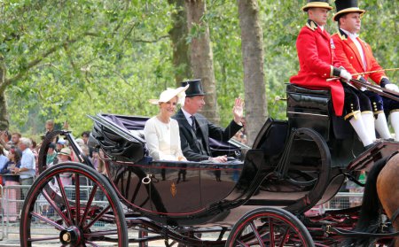 Foto de Londres, Reino Unido - 17 de junio de 2023: Sophie, duquesa de Edimburgo llegó en carruaje tirado por caballos para Trooping the Colour con Timothy Lawrence - Imagen libre de derechos