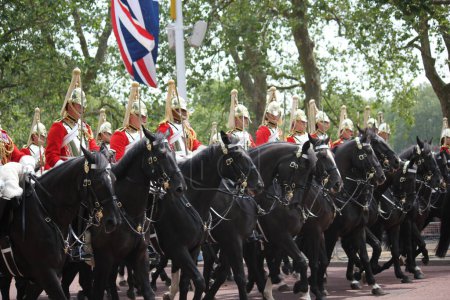 Foto de LONDRES, Reino Unido - 17 de junio de 2023: Kings Coldstream Guards Marching on The Mall for The King 's Birthday Parade, Londres, Reino Unido - Imagen libre de derechos