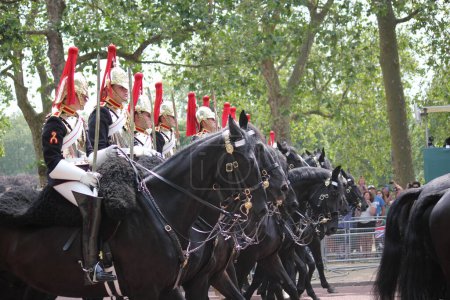 Foto de LONDRES, Reino Unido - 17 de junio de 2023: Kings Coldstream Guards Marching on The Mall for The King 's Birthday Parade, Londres, Reino Unido - Imagen libre de derechos