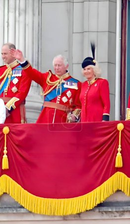 Foto de Londres, Reino Unido - 17 de junio de 2023: El rey Carlos, la reina Camilla y la familia real El príncipe Luis Jorge Guillermo Kate Middleton La princesa Carlota Trooping the colour on balcony at Buckingham Palace stock photo - Imagen libre de derechos