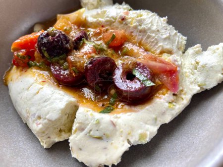 Téléchargez les photos : Lebneh ou fromage labaneh yogourt garni de tomates et poivrons salsa olives - en image libre de droit